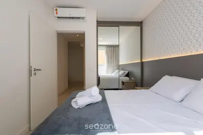 Uma cama ou camas num quarto em Apto c/ varanda gourmet a 450m da praia REB0802