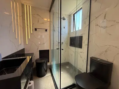 Uma televisão e/ou sistema de entretenimento em Cobertura no coração de Mariscal para locação de temporada em Bombinhas SC!