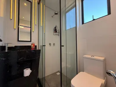 Uma casa de banho em Cobertura no coração de Mariscal para locação de temporada em Bombinhas SC!