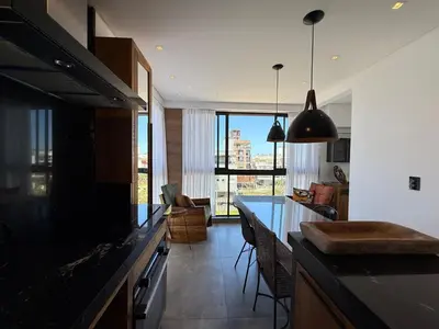 A cozinha ou kitchenette de Cobertura no coração de Mariscal para locação de temporada em Bombinhas SC!