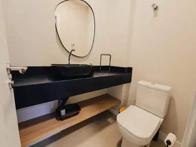 Uma casa de banho em Apartamento Térreo com churrasqueira e baranda a 90mts da Praia de Canto Grande