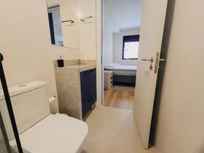 Uma casa de banho em Apartamento Térreo com churrasqueira e baranda a 90mts da Praia de Canto Grande