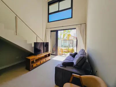 Uma televisão e/ou sistema de entretenimento em Apartamento Térreo com churrasqueira e baranda a 90mts da Praia de Canto Grande