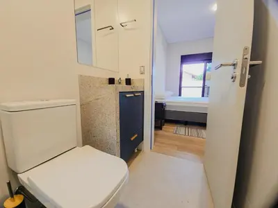 Uma casa de banho em Apartamento Térreo com churrasqueira e baranda a 90mts da Praia de Canto Grande