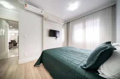 Uma televisão e/ou sistema de entretenimento em Varandas do Atlântico 203A – Frente Mar em Bombas