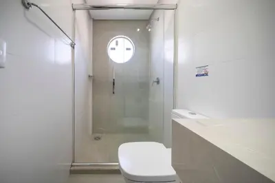 Uma casa de banho em Varandas do Atlântico 203A – Frente Mar em Bombas