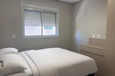 Uma cama ou camas num quarto em Lindo! Apartamento na Praia de Palmas - CI03J
