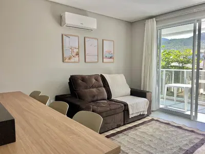 Uma área de estar em Lindo! Apartamento na Praia de Palmas - CI03J
