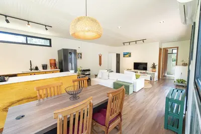 Uma televisão e/ou sistema de entretenimento em Refúgio Casa Container Aroeira