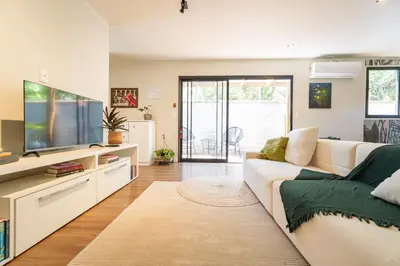 Uma televisão e/ou sistema de entretenimento em Refúgio Casa Container Aroeira
