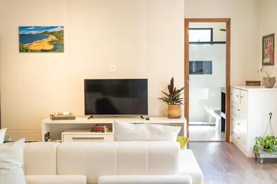 Uma televisão e/ou sistema de entretenimento em Refúgio Casa Container Aroeira