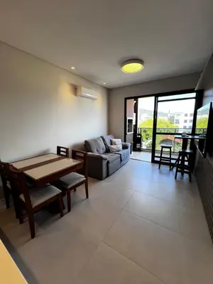 Uma área de estar em Apartamento 2 quartos pertinho do mar