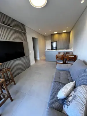 Uma televisão e/ou sistema de entretenimento em Apartamento 2 quartos pertinho do mar