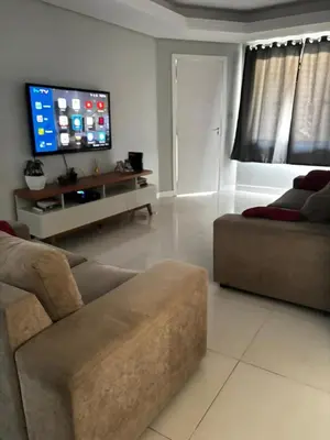 Uma televisão e/ou sistema de entretenimento em Casa ampla, lugar tranquilo
