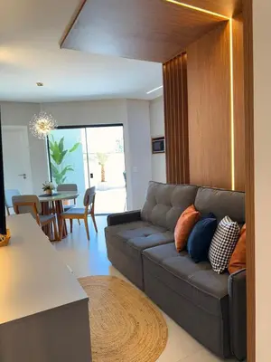 Uma área de estar em Apartamento moderno, a 200 metros da praia com pátio,piscina e churrasqueira privativa 2 vagas de garagem