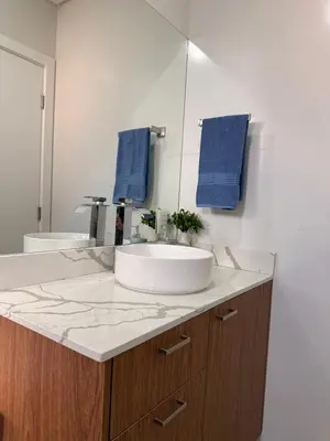 Uma casa de banho em Apartamento moderno, a 200 metros da praia com pátio,piscina e churrasqueira privativa 2 vagas de garagem