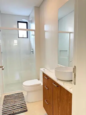 Uma casa de banho em Apartamento moderno, a 200 metros da praia com pátio,piscina e churrasqueira privativa 2 vagas de garagem