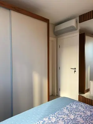 Uma cama ou camas num quarto em Apartamento moderno, a 200 metros da praia com pátio,piscina e churrasqueira privativa 2 vagas de garagem