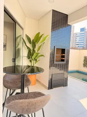 A piscina em ou perto de Apartamento moderno, a 200 metros da praia com pátio,piscina e churrasqueira privativa 2 vagas de garagem