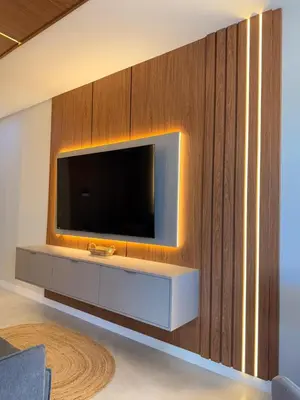 Uma televisão e/ou sistema de entretenimento em Apartamento moderno, a 200 metros da praia com pátio,piscina e churrasqueira privativa 2 vagas de garagem