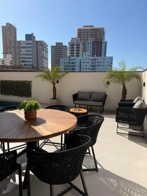 Uma varanda ou terraço em Apartamento moderno, a 200 metros da praia com pátio,piscina e churrasqueira privativa 2 vagas de garagem