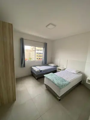 Uma cama ou camas num quarto em Amplo e aconchegante apartamento a 4 min do mar
