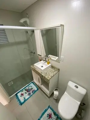 Uma casa de banho em Amplo e aconchegante apartamento a 4 min do mar