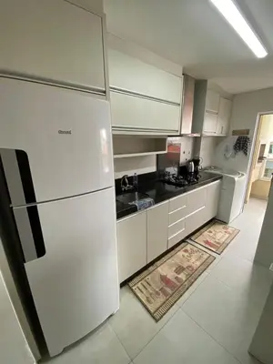 A cozinha ou kitchenette de Amplo e aconchegante apartamento a 4 min do mar