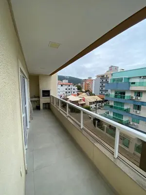 Uma varanda ou terraço em Amplo e aconchegante apartamento a 4 min do mar