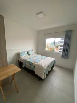 Uma cama ou camas num quarto em Amplo e aconchegante apartamento a 4 min do mar