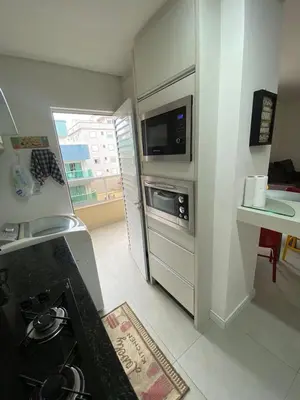 A cozinha ou kitchenette de Amplo e aconchegante apartamento a 4 min do mar