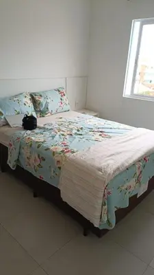 Uma cama ou camas num quarto em Amplo e aconchegante apartamento a 4 min do mar