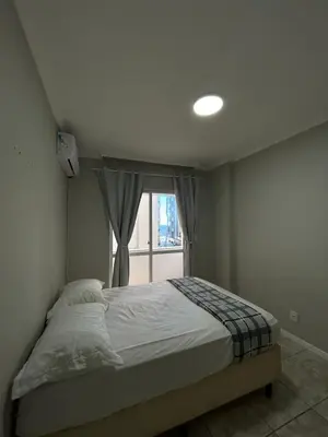 Uma cama ou camas num quarto em Apartamento a 60m da praia com ar-condicionado