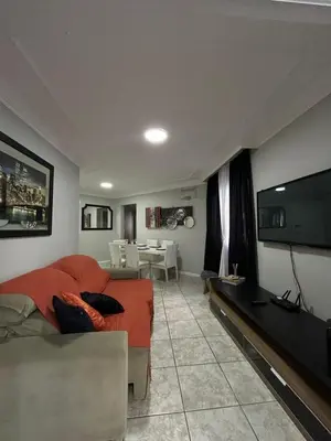 Uma televisão e/ou sistema de entretenimento em Apartamento a 60m da praia com ar-condicionado