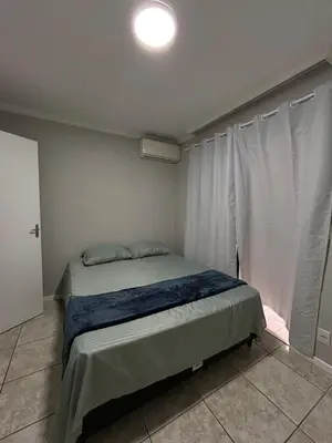 Uma cama ou camas num quarto em Apartamento a 60m da praia com ar-condicionado