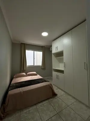 Uma cama ou camas num quarto em Apartamento a 60m da praia com ar-condicionado
