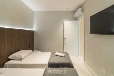 Uma cama ou camas num quarto em Aptos completos a poucos passos do mar em Perequê MTRs