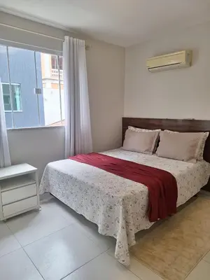 Uma cama ou camas num quarto em APARTAMENTO, PRAIA DE Bombas,Bombinhas, sc