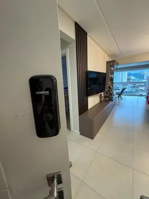 Uma televisão e/ou sistema de entretenimento em Meia Praia - 5 min to Russi Shopping