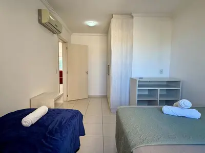 Uma cama ou camas num quarto em Ed. Jardim Cristal - Excelente localização em Bombas, Bombinhas/SC