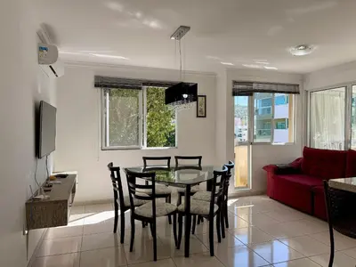 Uma televisão e/ou sistema de entretenimento em Ed. Jardim Cristal - Excelente localização em Bombas, Bombinhas/SC