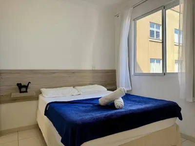 Uma cama ou camas num quarto em Ed. Jardim Cristal - Excelente localização em Bombas, Bombinhas/SC