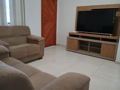 Uma televisão e/ou sistema de entretenimento em Casa em Bombinhas- praia de Zimbros