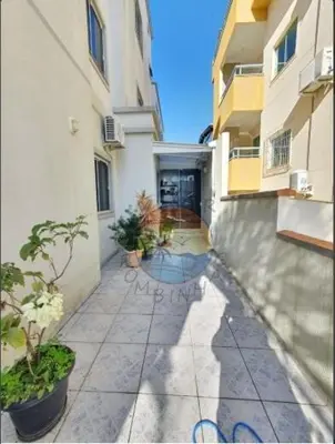 O edifício onde o apartamento está situado
