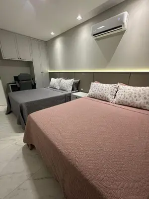Uma cama ou camas num quarto em Apto espaçoso Praia de Bombas
