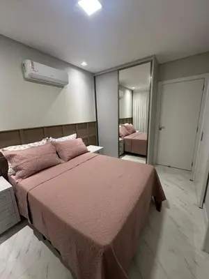 Uma cama ou camas num quarto em Apto espaçoso Praia de Bombas