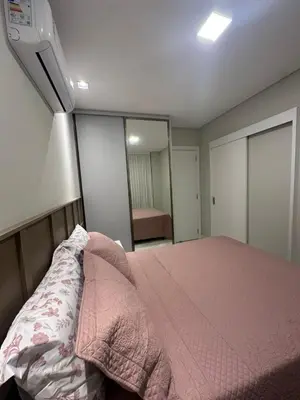 Uma cama ou camas num quarto em Apto espaçoso Praia de Bombas