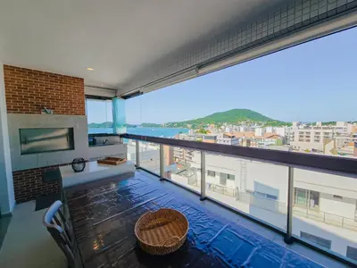 Uma vista geral da montanha ou uma vista da montanha a partir do apartamento