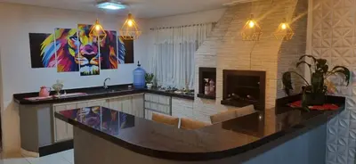 Uma televisão e/ou sistema de entretenimento em Casa na Praia do Araçá, Porto Belo