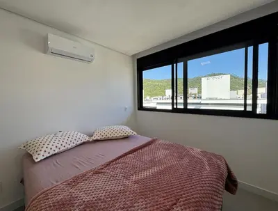 A planta de Oásis do Atlântico 402 A – Apartamento amplo em condomínio completo a apenas 5 minutos da Praia de Palmas